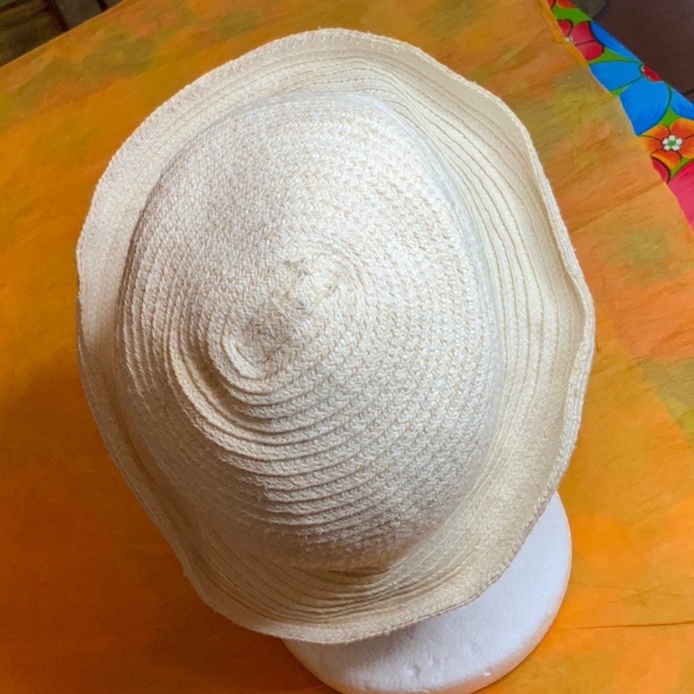 Off white hat - Picture 3 of 4
